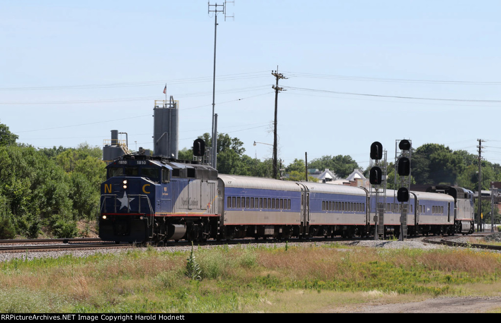 RNCX 1810 leads train 76 northbound